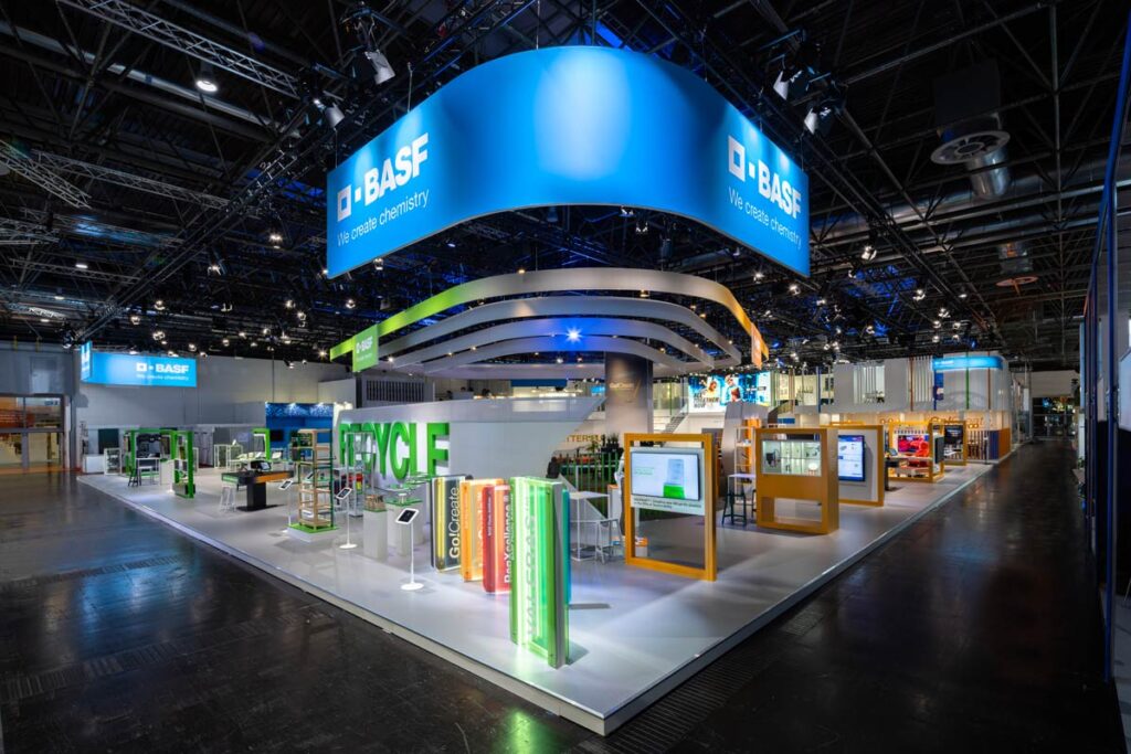 Großzügiger Messestand für BASF mit Recycling-Themen und moderner Architektu