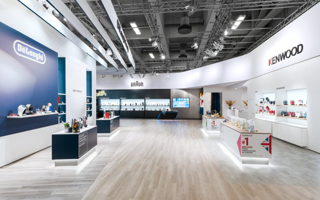De'Longhi Group Messestand auf der IFA 2019 mit verschiedenen Produktbereichen und modernem Design, montiert von KMG Kessmann Montage GmbH.
